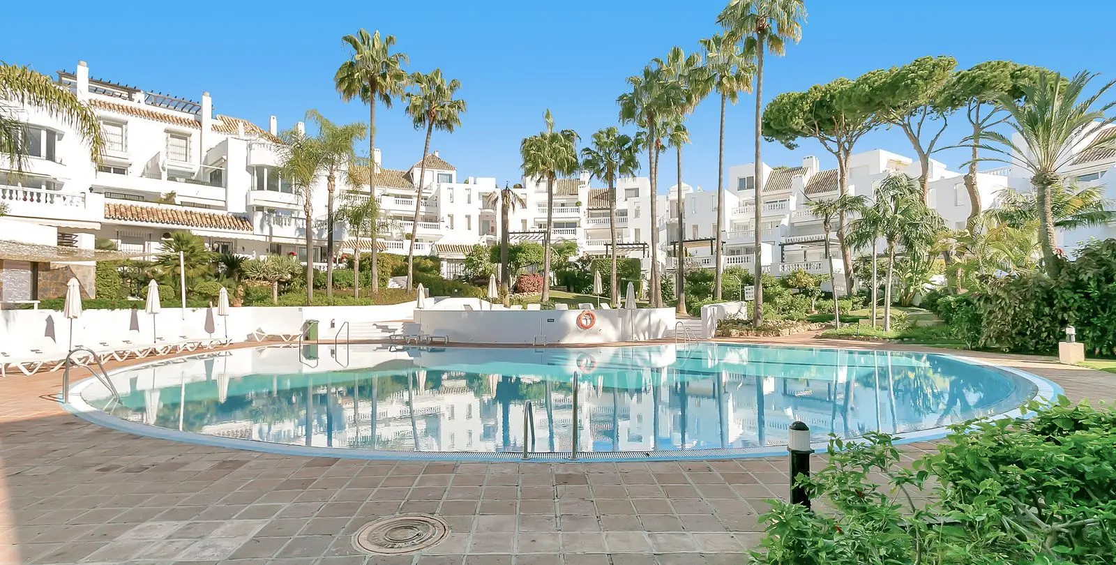Venta de apartamento en planta media en Elviria 40