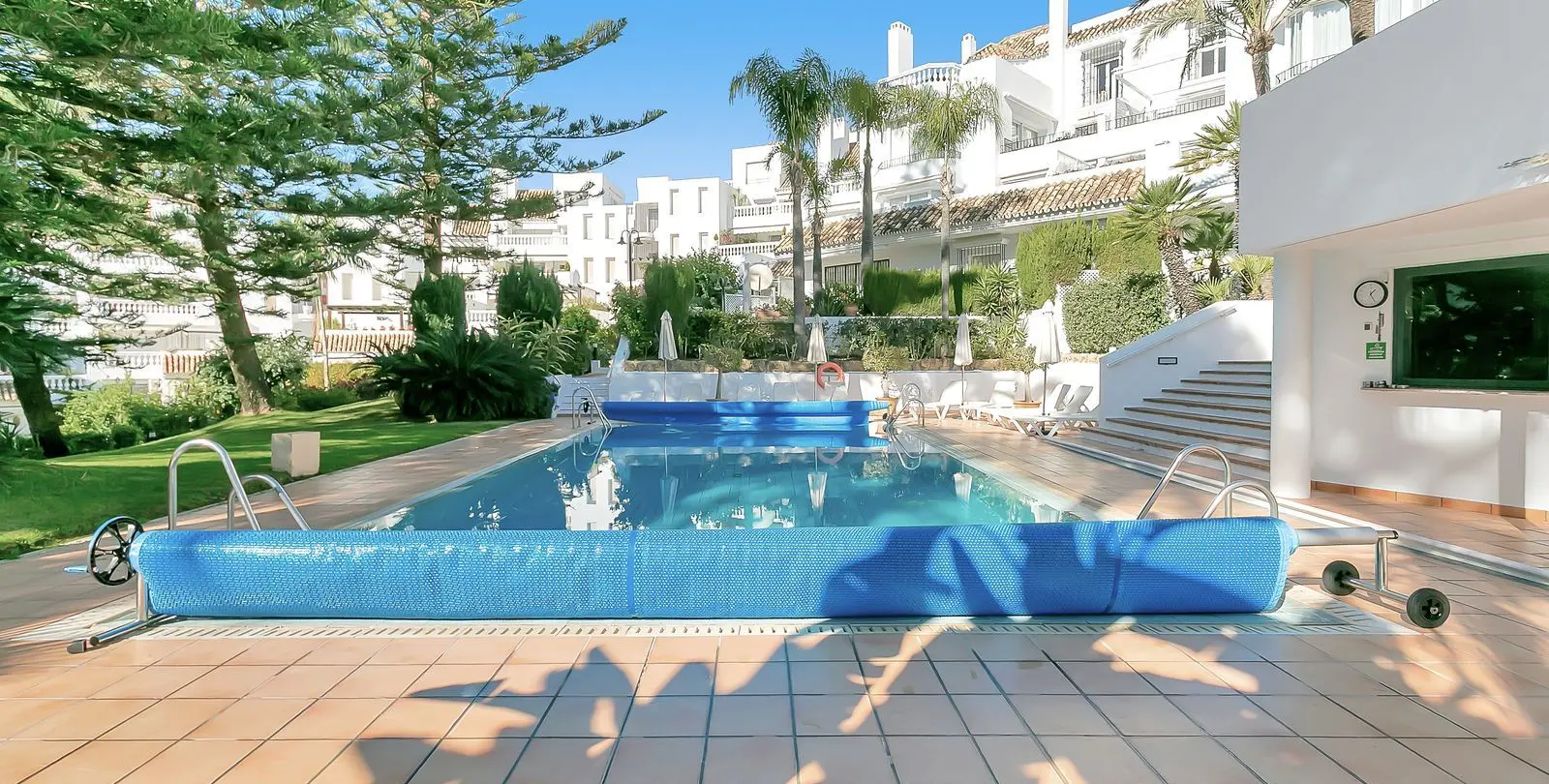 Venta de apartamento en planta media en Elviria 41