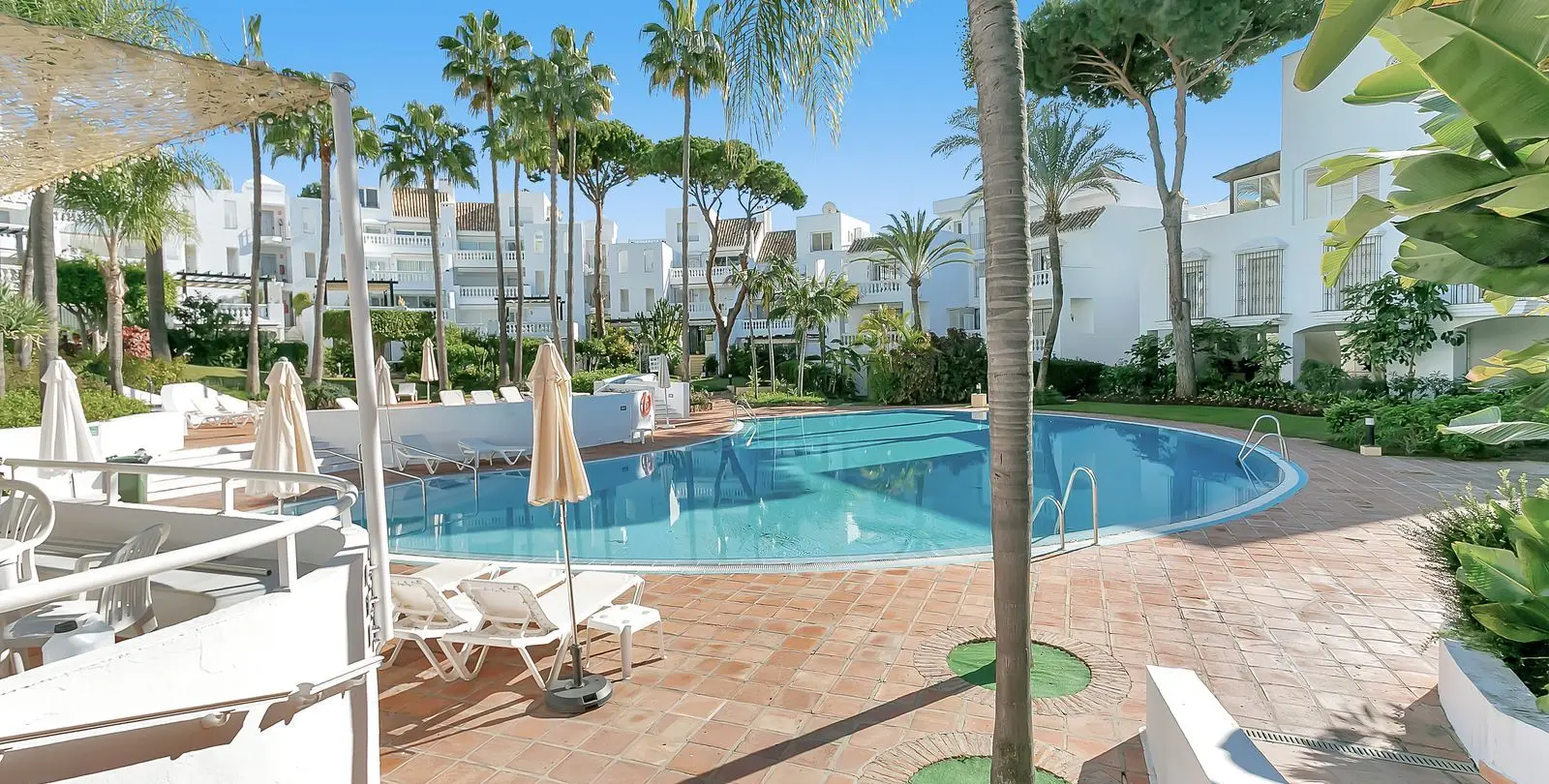 Venta de apartamento en planta media en Elviria 42