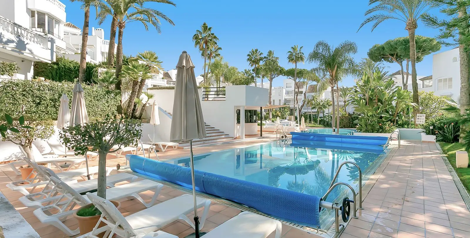 Venta de apartamento en planta media en Elviria 43