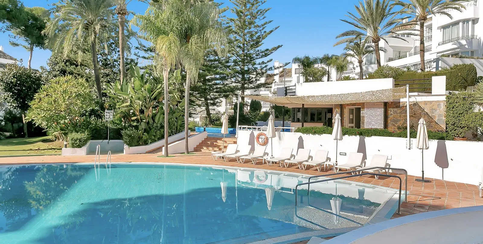 Venta de apartamento en planta media en Elviria 47