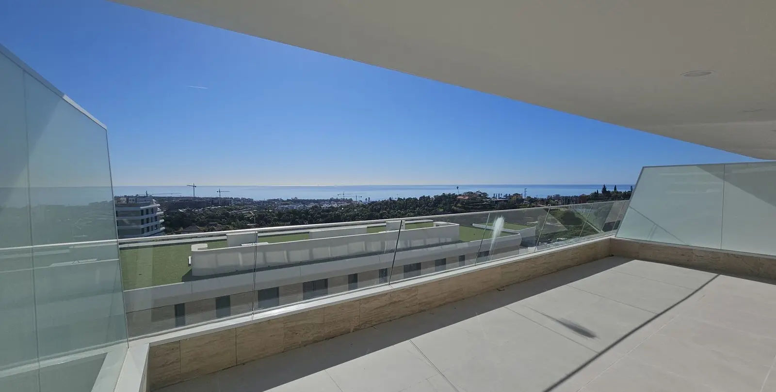 Venta de apartamento en planta media en Estepona 2