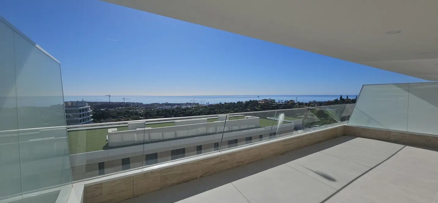Venta de apartamento en planta media en Estepona 1