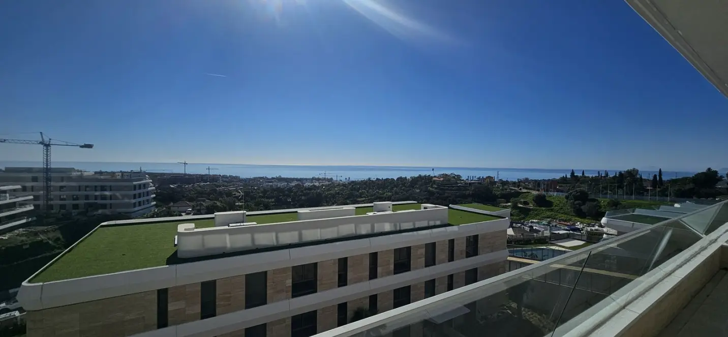 Venta de apartamento en planta media en Estepona 2