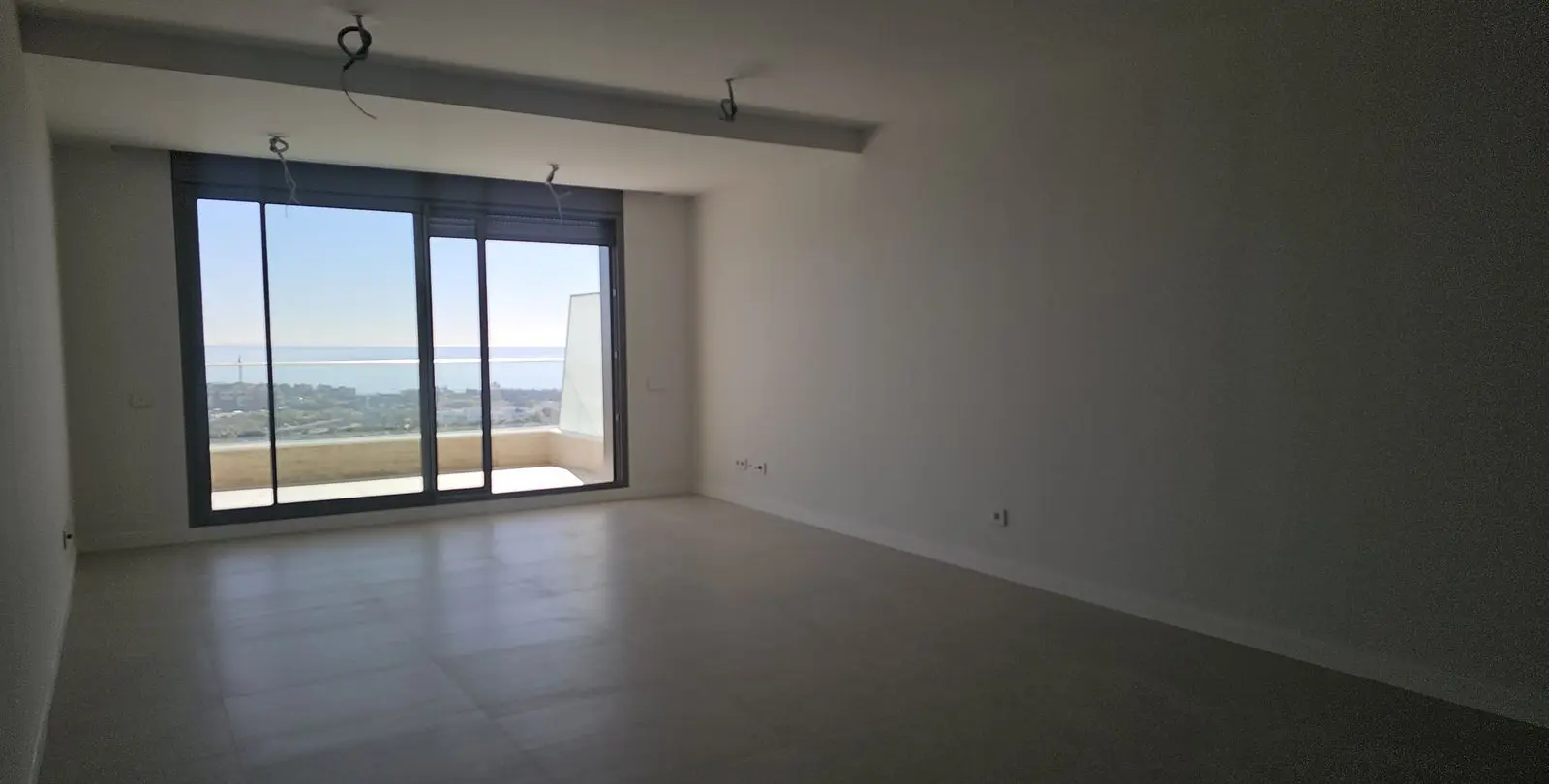 Venta de apartamento en planta media en Estepona 4
