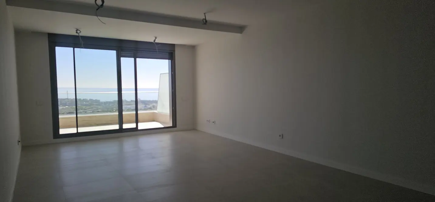Venta de apartamento en planta media en Estepona 3