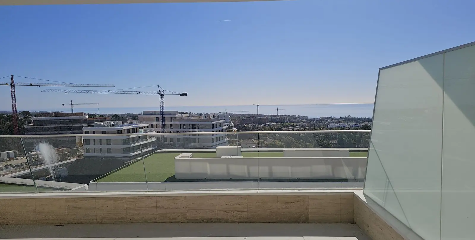 Venta de apartamento en planta media en Estepona 5