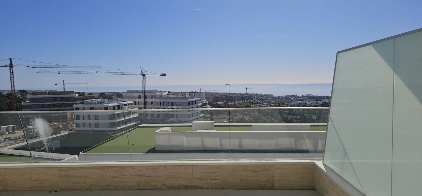 Venta de apartamento en planta media en Estepona 4