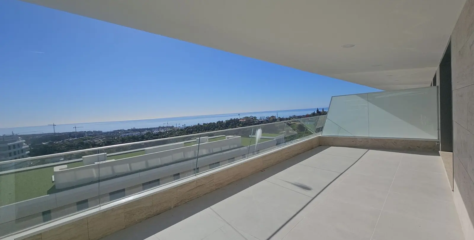 Venta de apartamento en planta media en Estepona 6