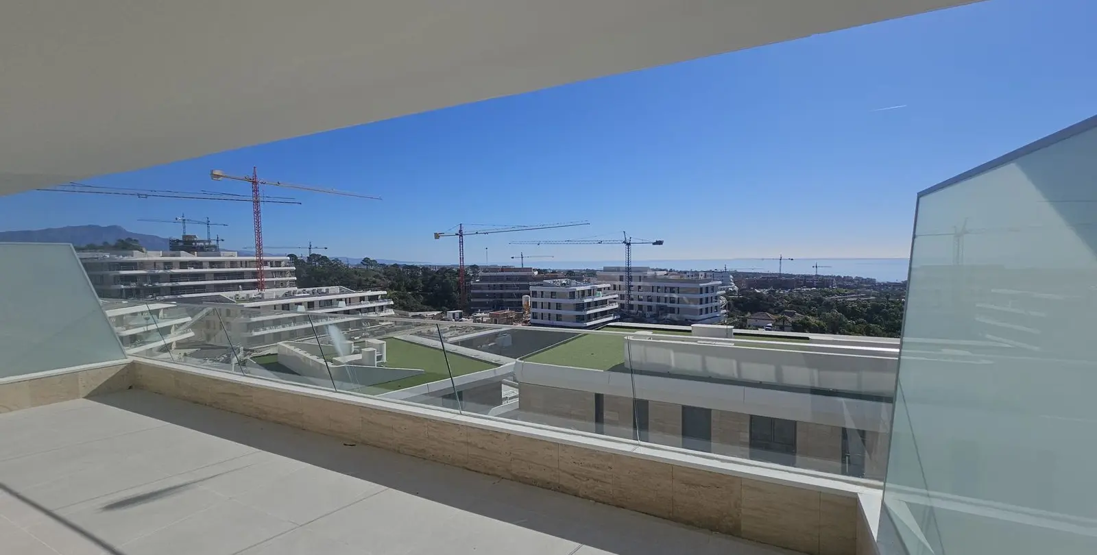 Venta de apartamento en planta media en Estepona 7