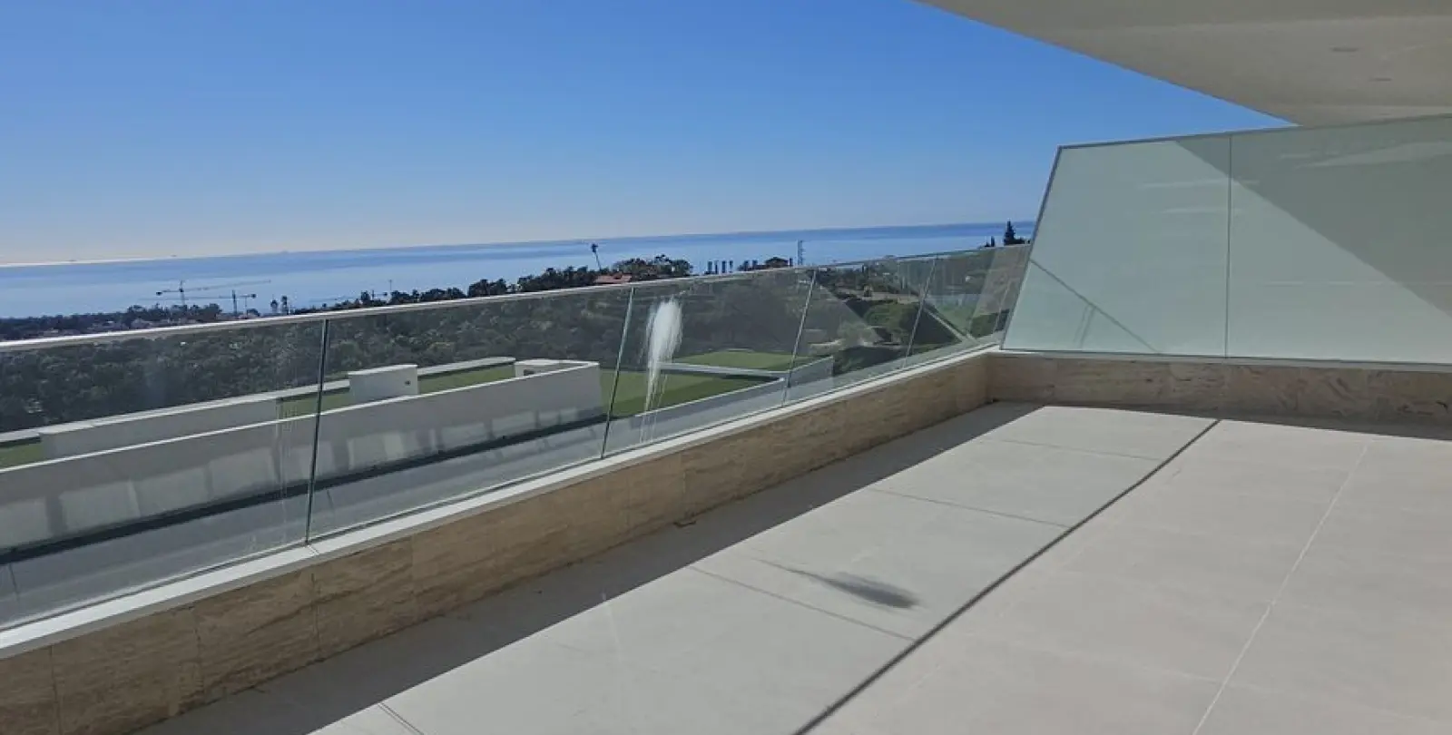 Venta de apartamento en planta media en Estepona 12