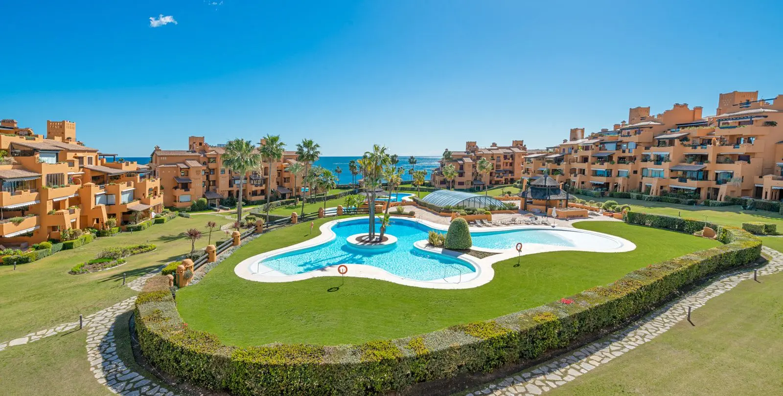 Venta de apartamento en planta media en Estepona 1