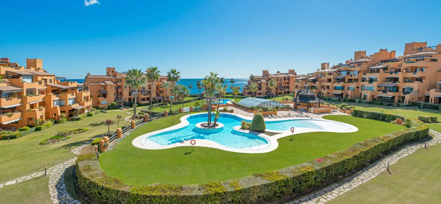 Venta de apartamento en planta media en Estepona 0
