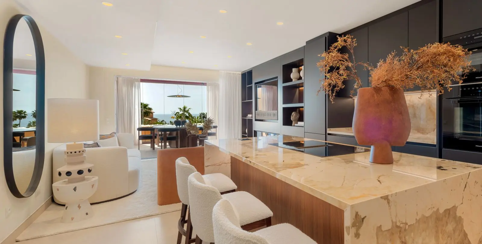Venta de apartamento en planta media en Estepona 6