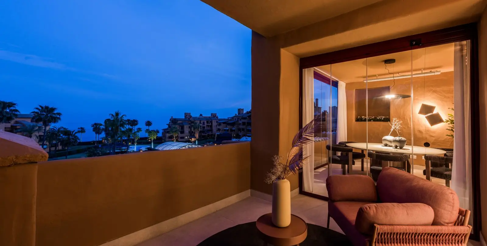 Venta de apartamento en planta media en Estepona 17