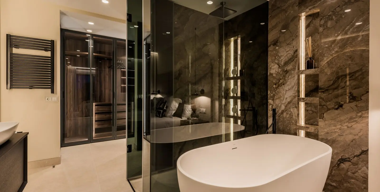 Venta de apartamento en planta media en Estepona 24