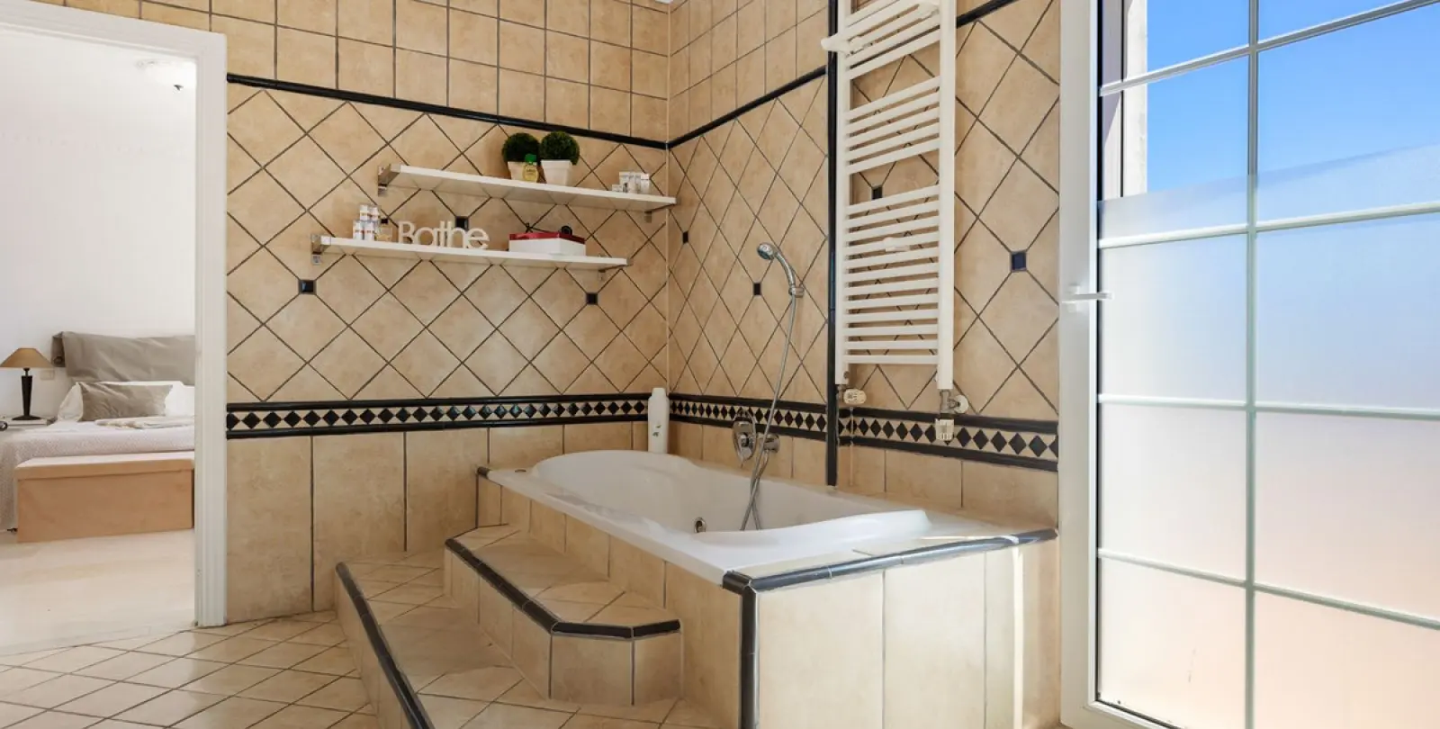 Long-term rent of detached villa in El Paraiso 25