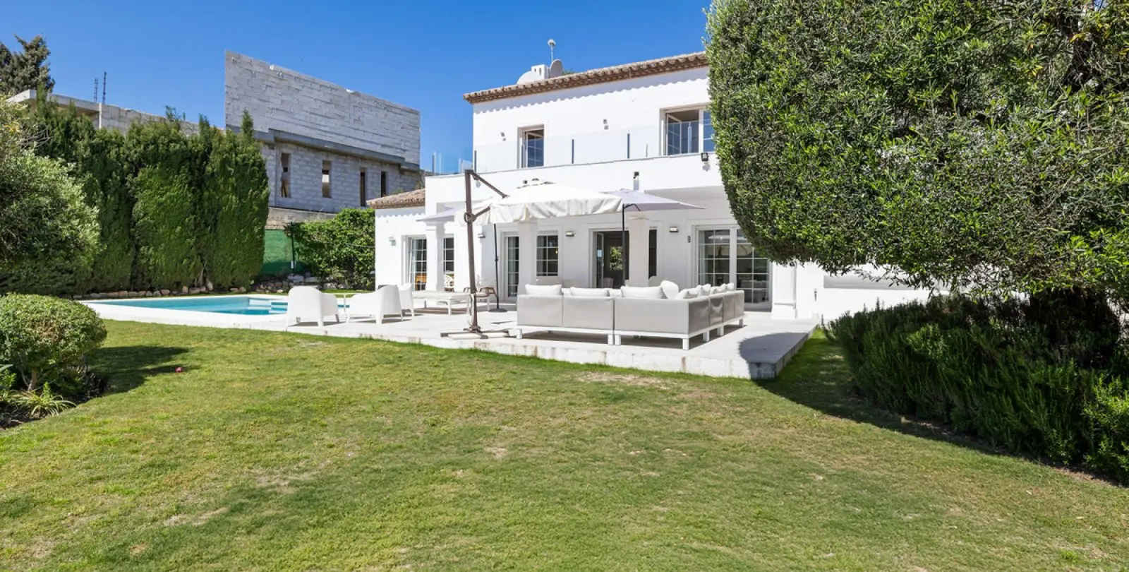 Long-term rent of detached villa in El Paraiso 42
