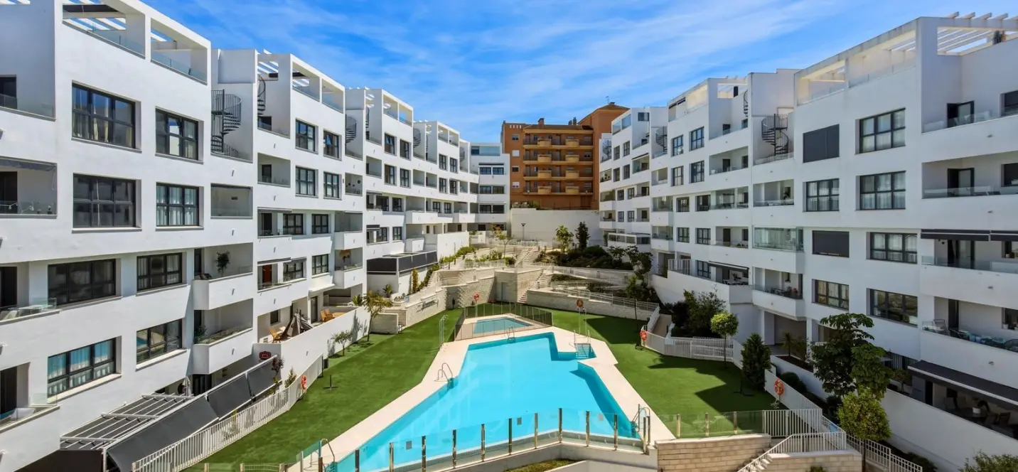 Продажа апартаментов на среднем этаже в Estepona 0