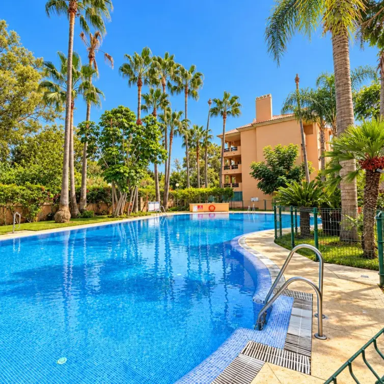 Sale of middle floor apartment in Cabopino