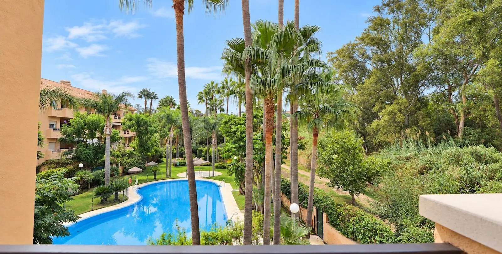 Sale of middle floor apartment in Cabopino 10