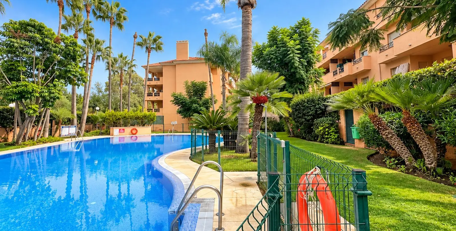 Sale of middle floor apartment in Cabopino 23