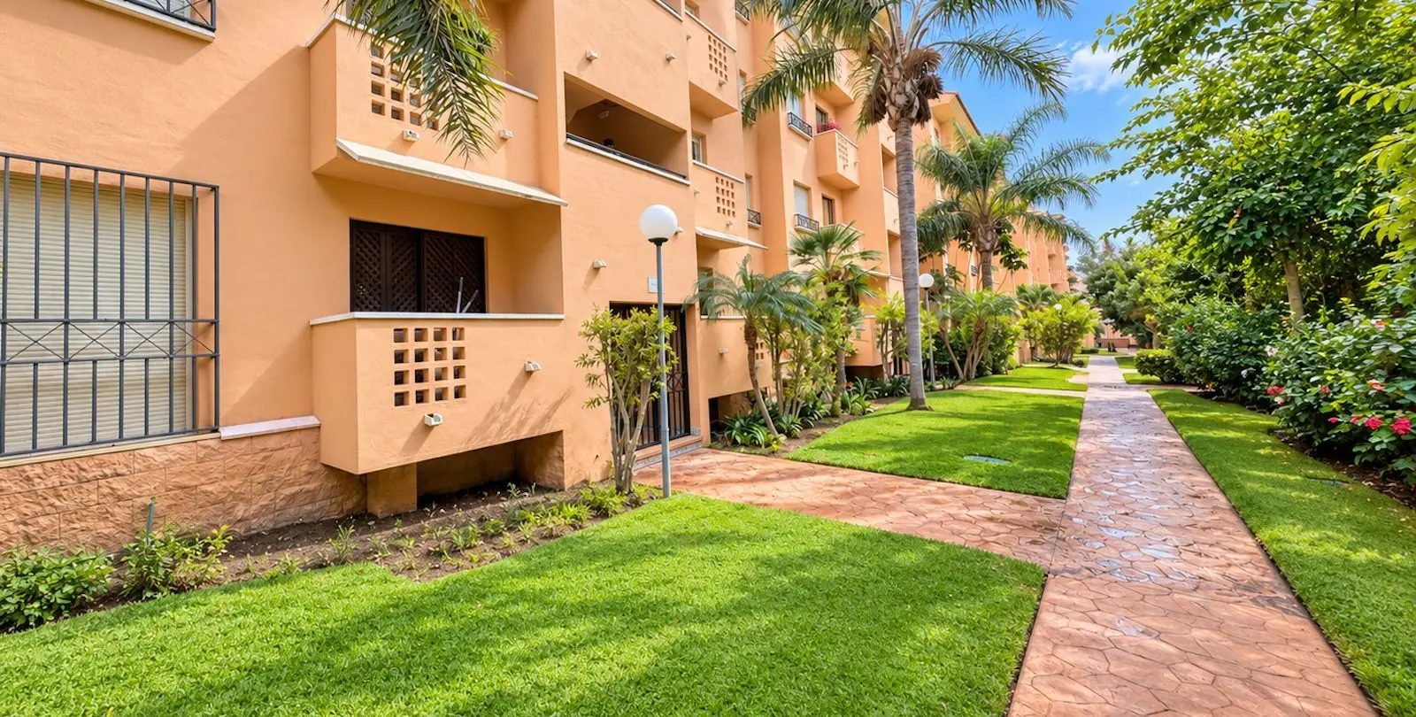 Sale of middle floor apartment in Cabopino 26