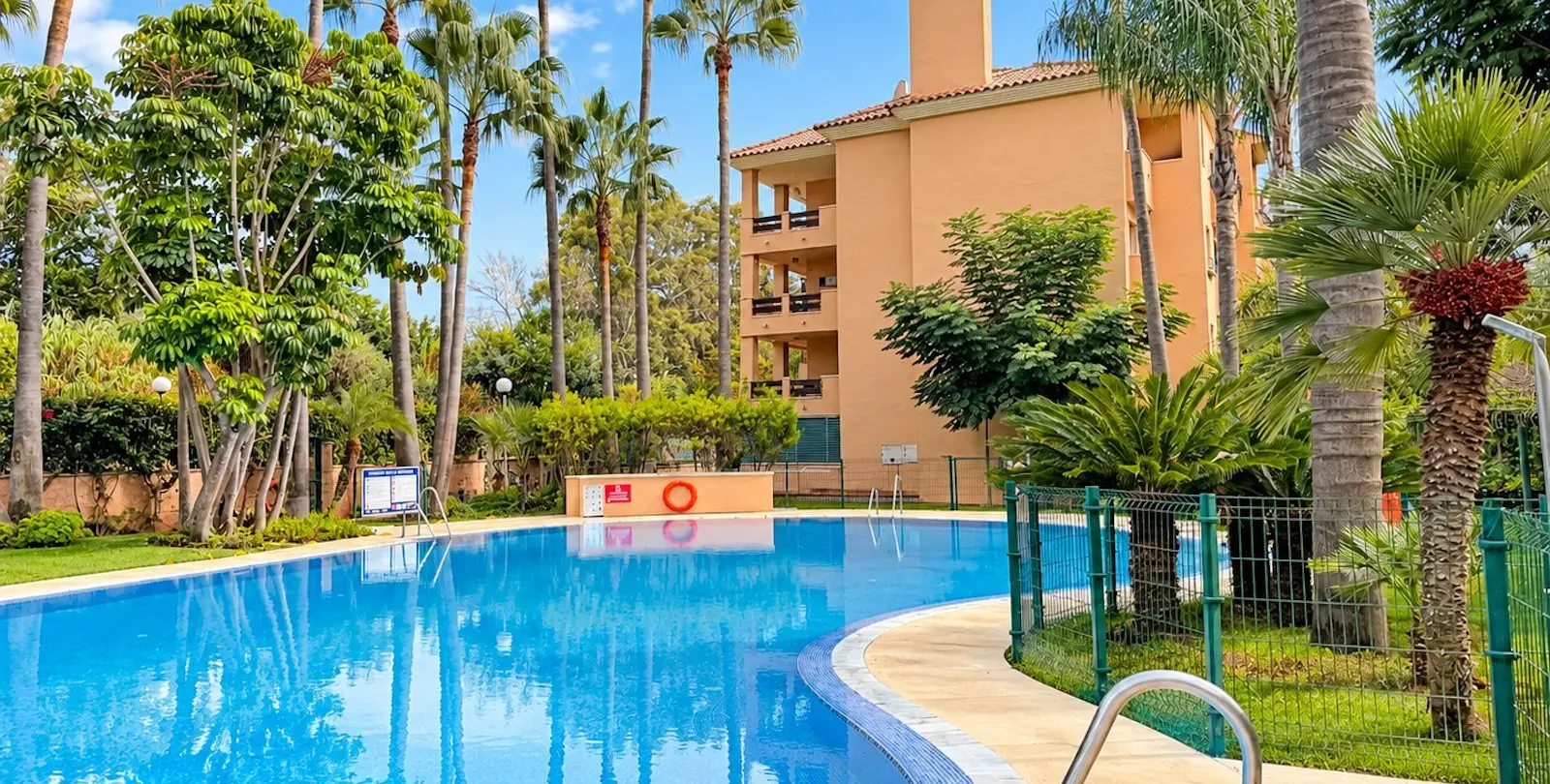 Sale of middle floor apartment in Cabopino 29