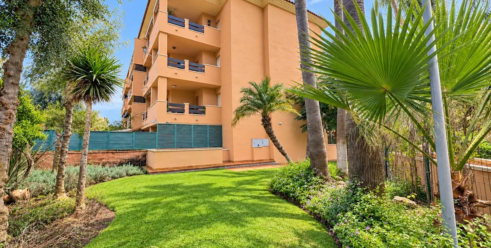 Sale of middle floor apartment in Cabopino 35