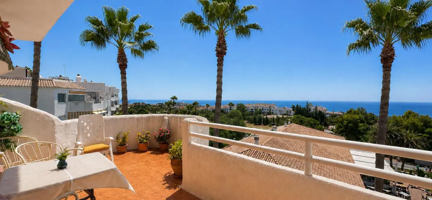 Sale of penthouse in Calahonda 4