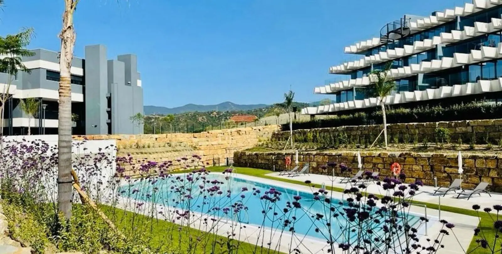 Sale of middle floor apartment in Estepona 1