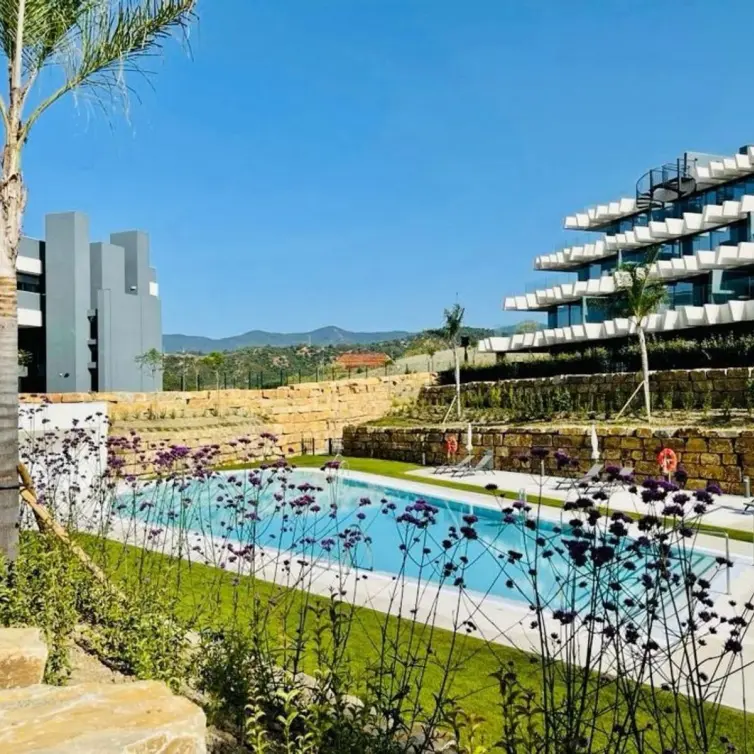 Sale of middle floor apartment in Estepona