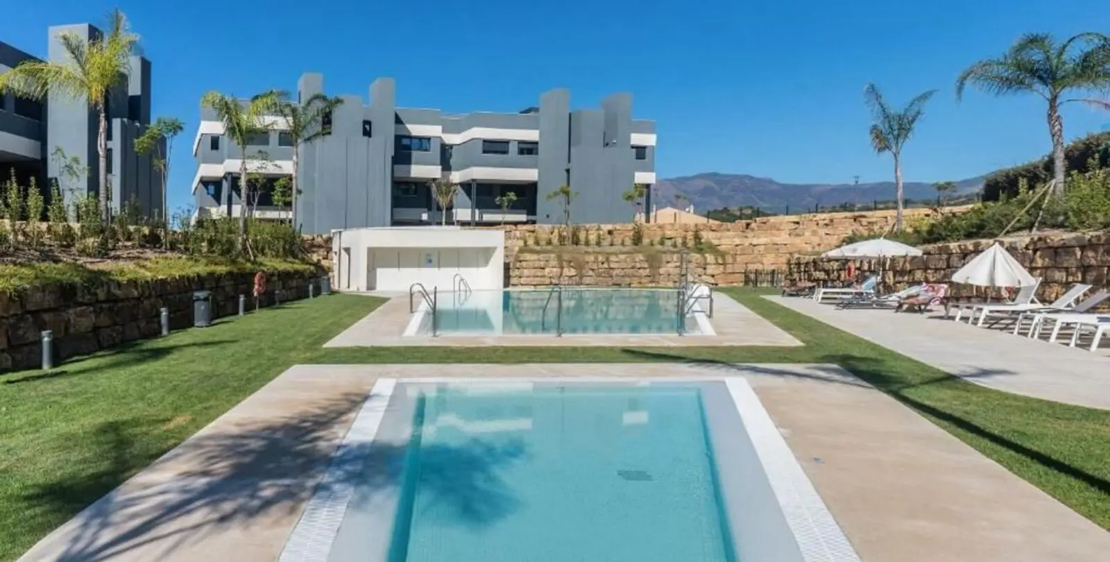 Sale of middle floor apartment in Estepona 2