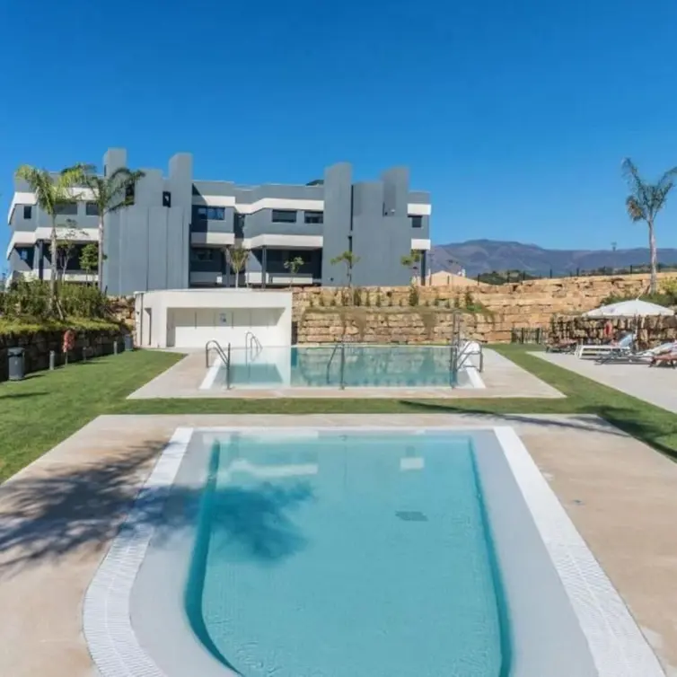 Sale of middle floor apartment in Estepona
