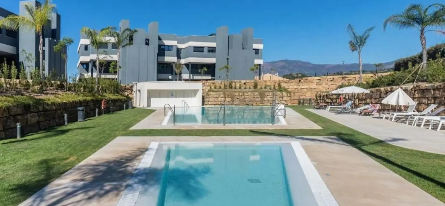 Sale of middle floor apartment in Estepona 1