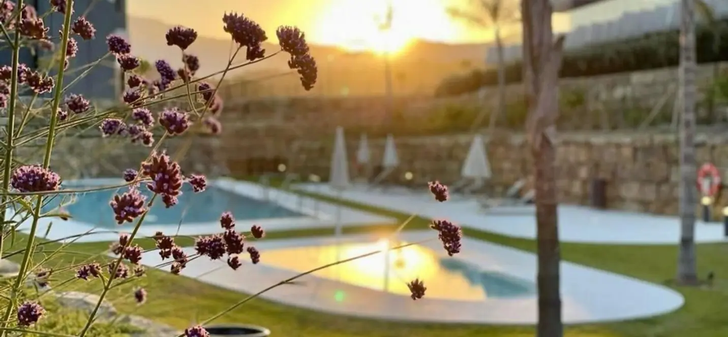 Sale of middle floor apartment in Estepona 2