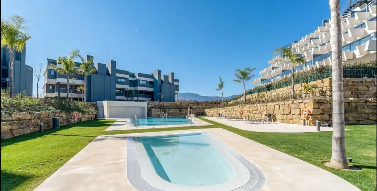 Sale of middle floor apartment in Estepona 4