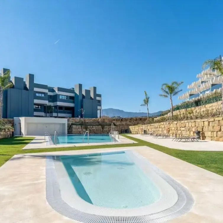 Sale of middle floor apartment in Estepona