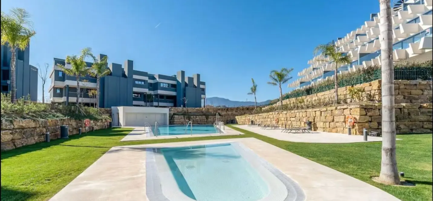 Sale of middle floor apartment in Estepona 3