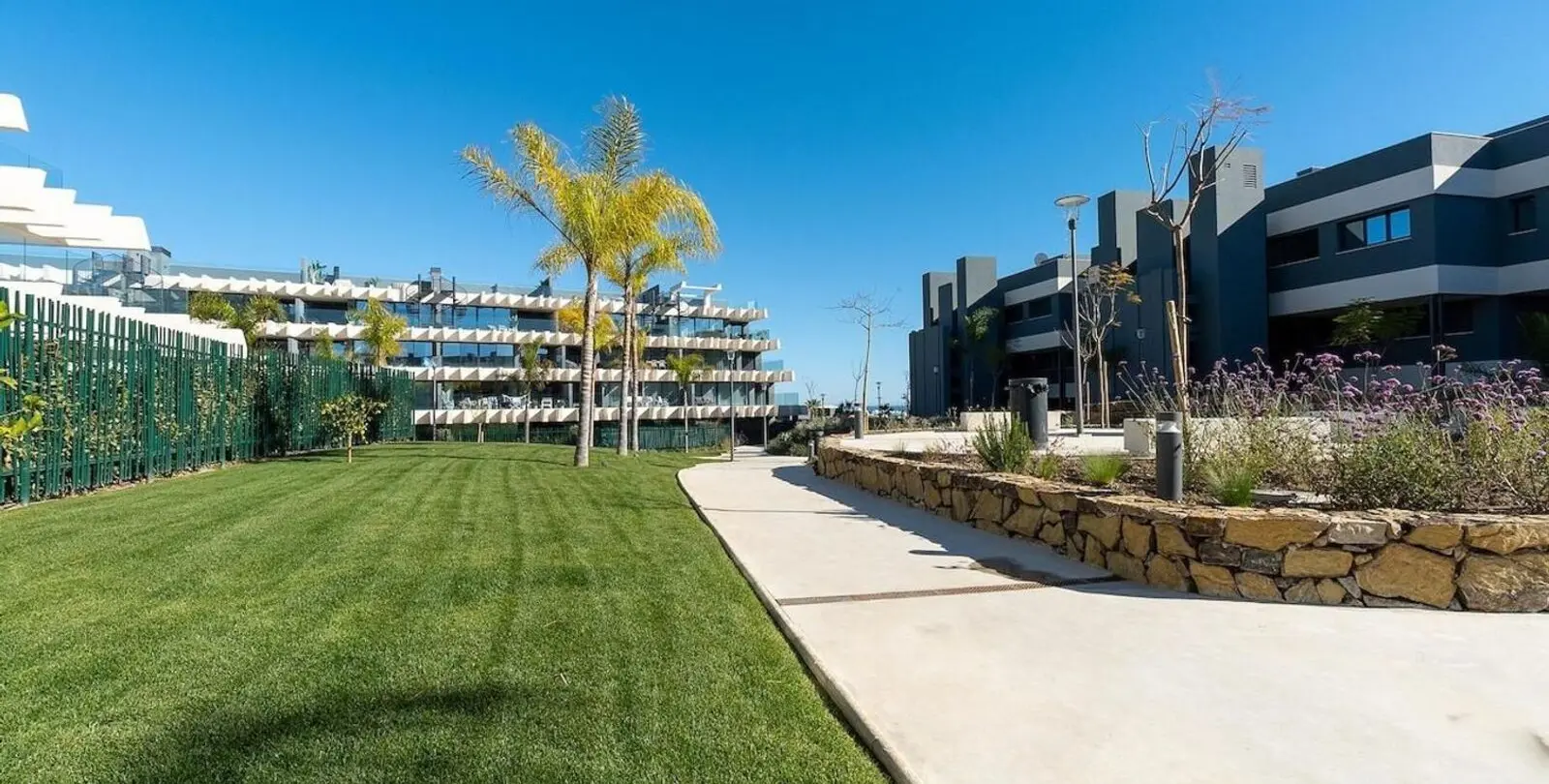 Sale of middle floor apartment in Estepona 5