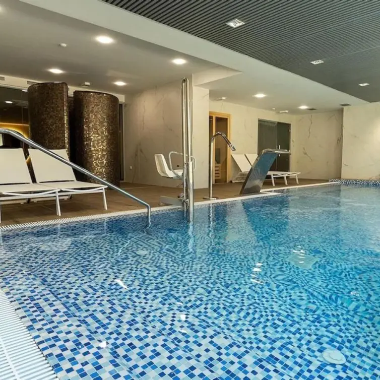 Sale of middle floor apartment in Estepona
