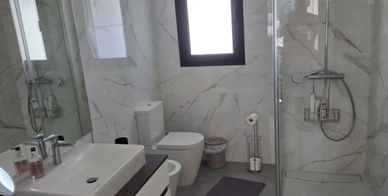 Sale of middle floor apartment in Estepona 12