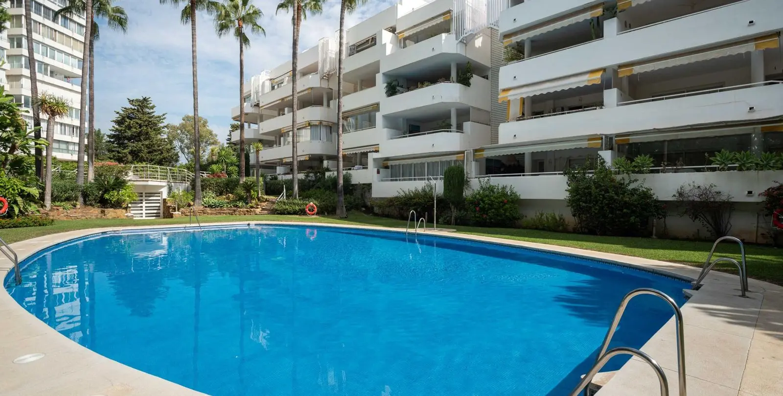 Sale of middle floor apartment in Río Real 2