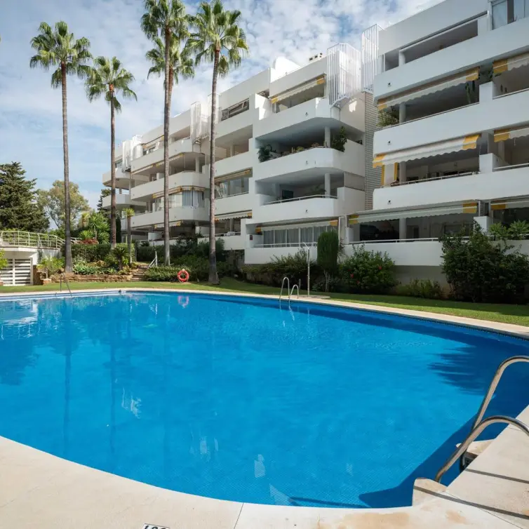 Sale of middle floor apartment in Río Real