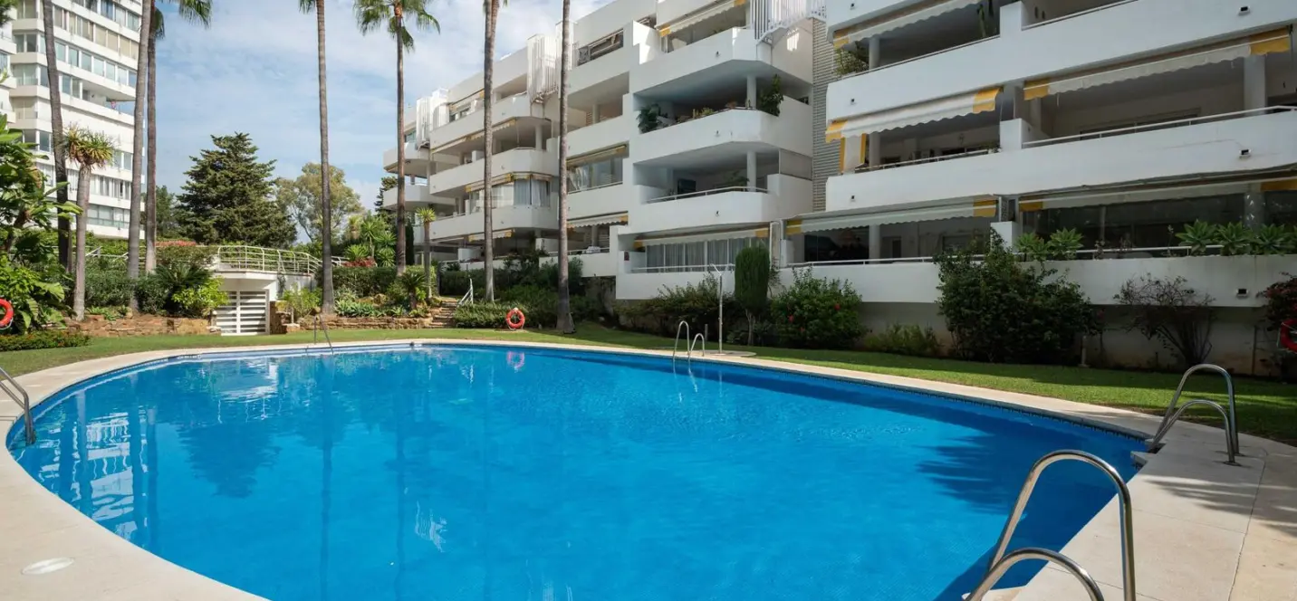 Sale of middle floor apartment in Río Real 1