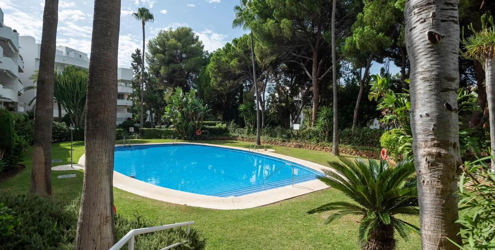 Sale of middle floor apartment in Río Real 3