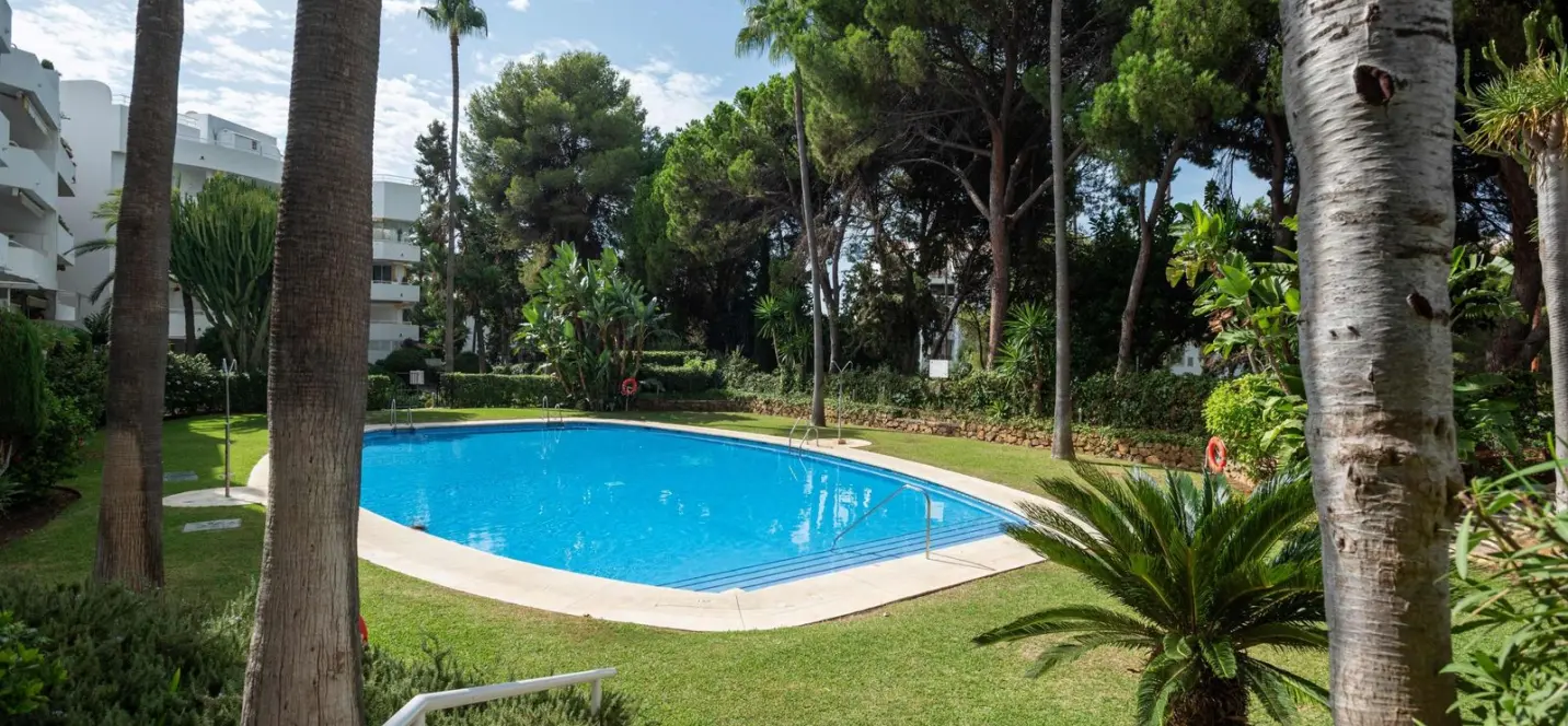 Sale of middle floor apartment in Río Real 2