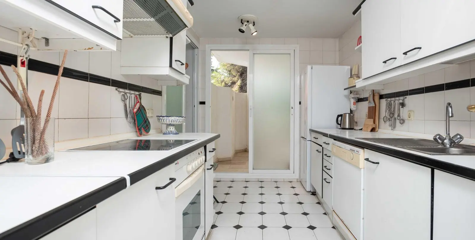 Sale of middle floor apartment in Río Real 7