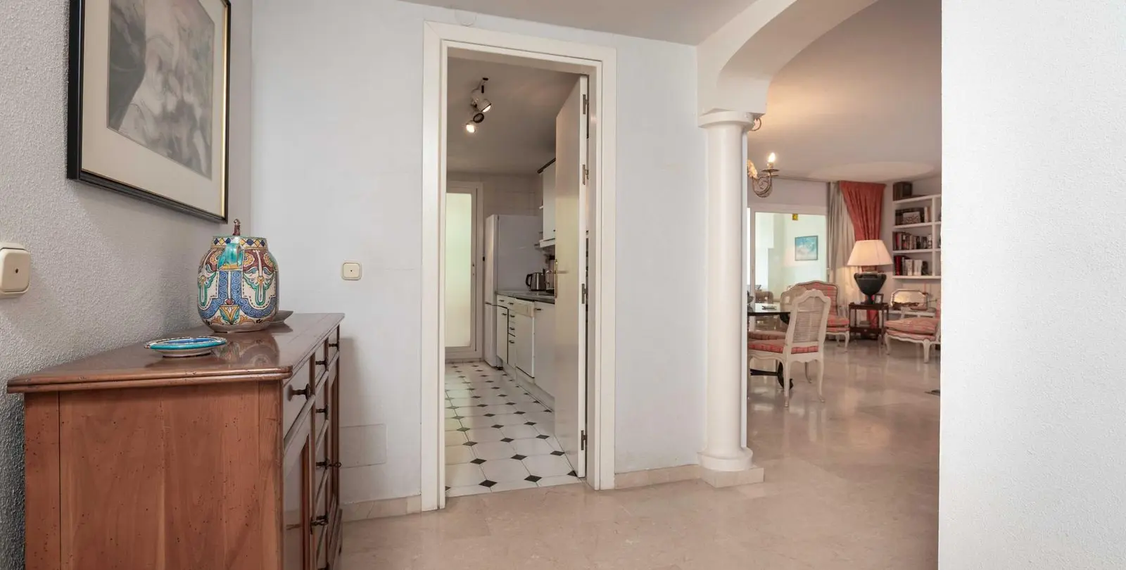 Sale of middle floor apartment in Río Real 8