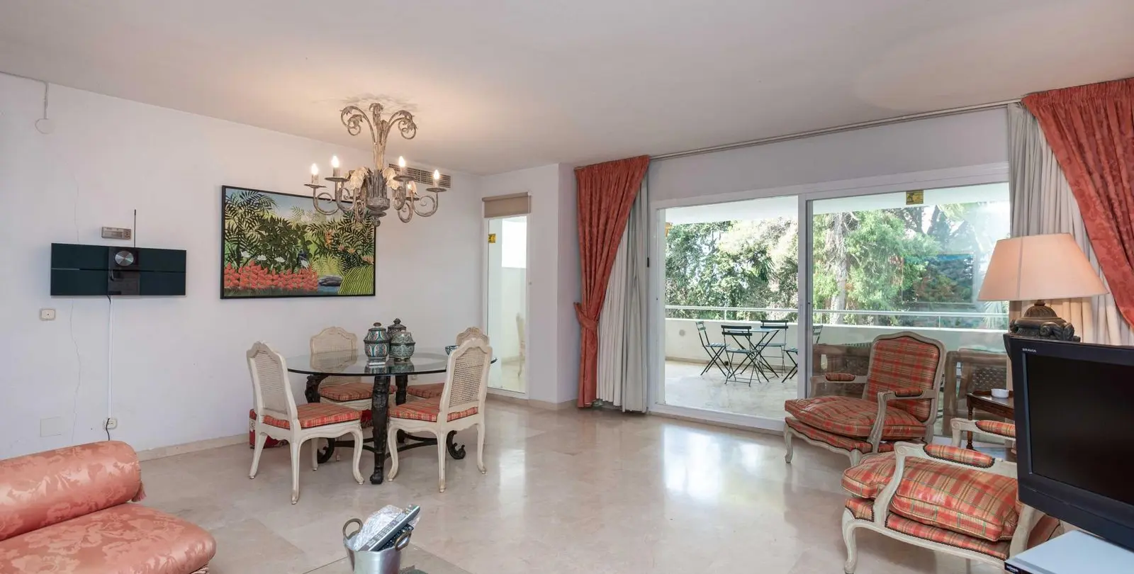 Sale of middle floor apartment in Río Real 9